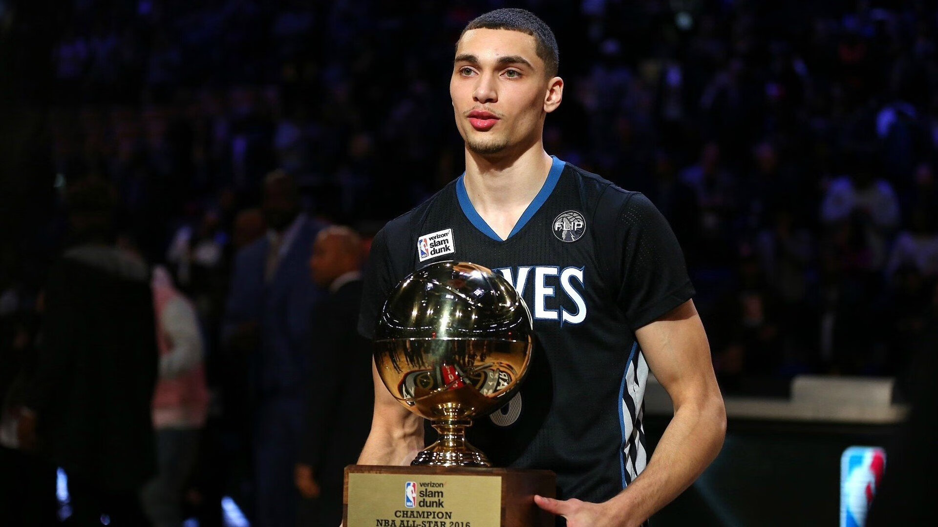 库里加入环保组织推广绿色篮球场,库里的黄色篮球